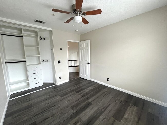 Building Photo - 4 bedroom, 2.5 bathroom home in a gated Riverside community!