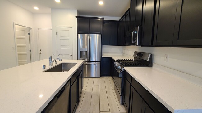 Building Photo - 3 Bedroom 2.5 Bath Townhouse