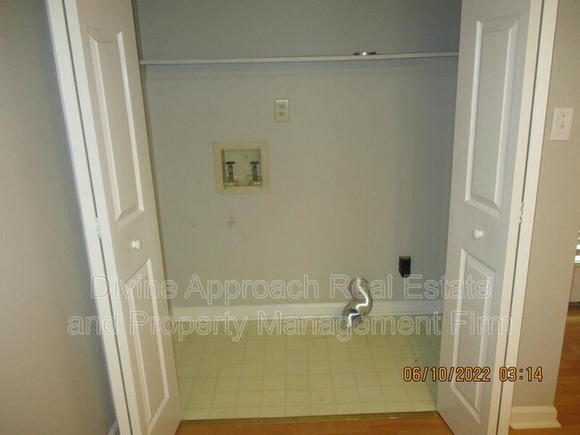 Building Photo - 830 Jamestown Manor Park