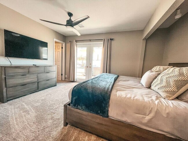 Building Photo - 4 Bedroom Pool Home Located Downtown