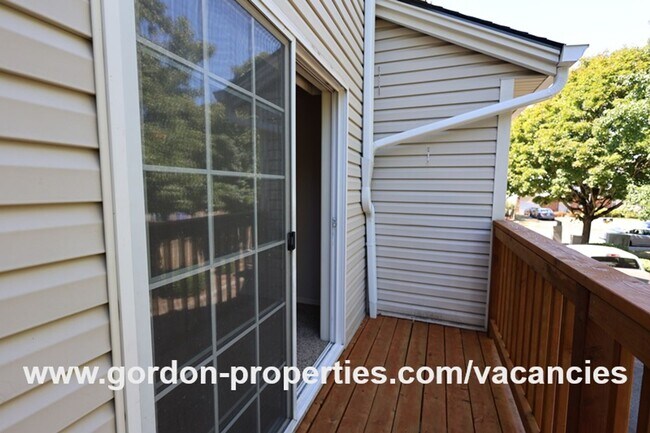 Building Photo - NE Halsey St - 2 bedroom townhouse with de...