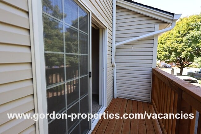 Building Photo - NE Halsey St - Gresham 2 bedroom townhouse with den/office