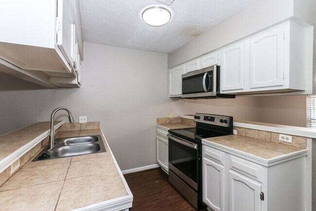 Building Photo - 6527 La Violetta Dr