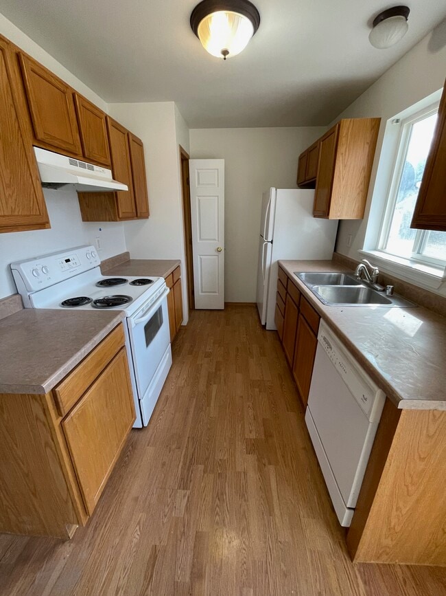 Building Photo - 425 W Shore Dr