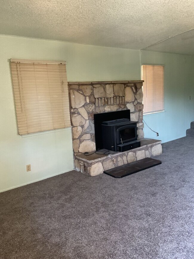 Building Photo - Two story 4 bedroom 2 bath home, Magalia