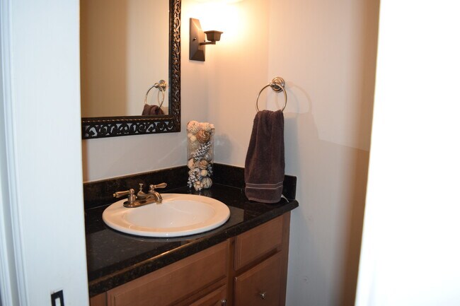 Building Photo - BEAUTIFULLY RENOVATED AND SPACIOUS COLONIA...