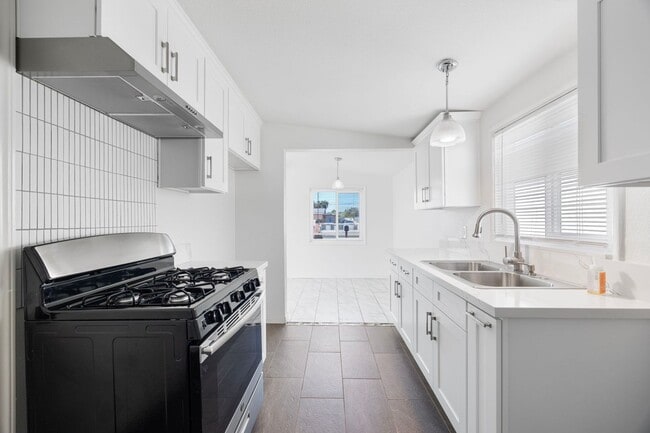 Building Photo - 3 Bedroom Duplex with Washer Dryer