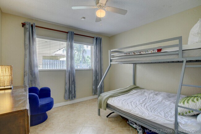 Building Photo - 808 SE 13th Ct