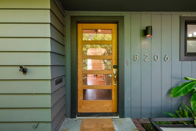 Building Photo - 8206 SW Terwilliger Blvd