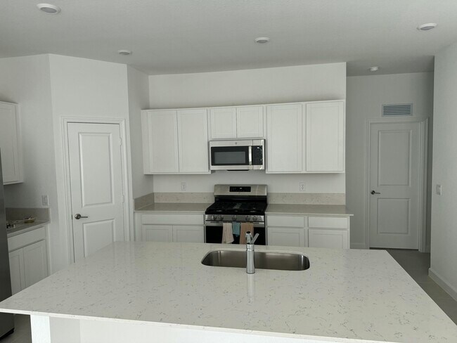 Building Photo - 10468 NW Suncrest Lp