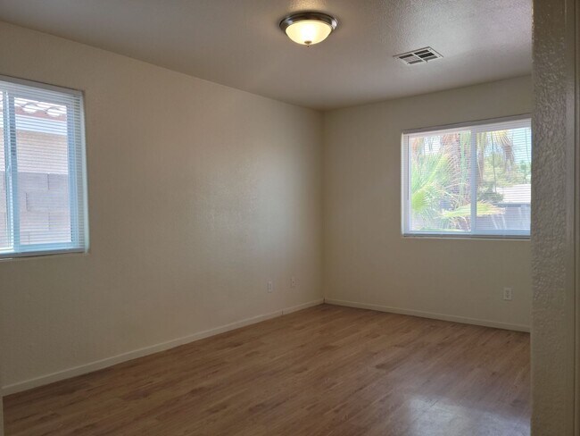 Building Photo - Single Story 3-Bedroom