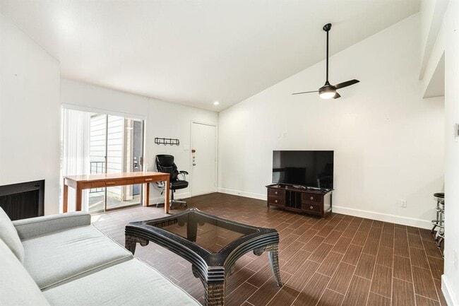 Building Photo - 7098 N Holiday Dr