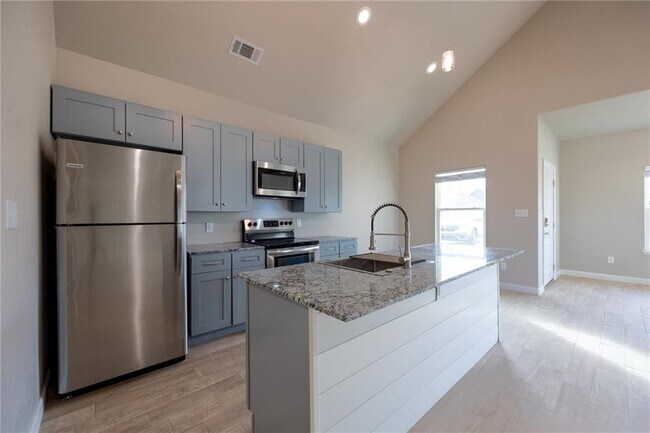 Building Photo - 910 Vly Oaks Ln