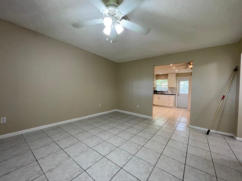 Building Photo - 4671 SW 66th Ave
