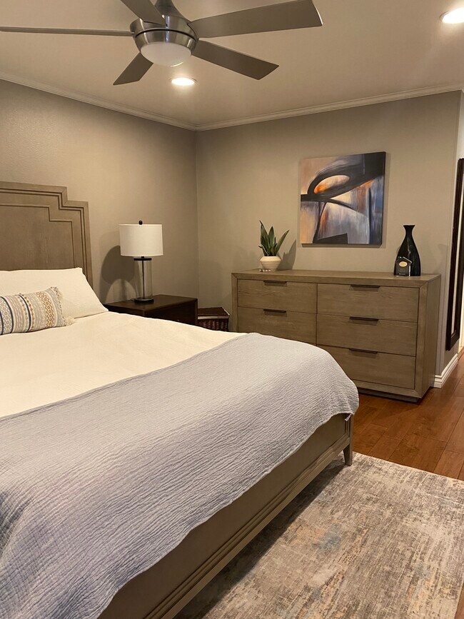 Building Photo - 500 S Oak Knoll Ave