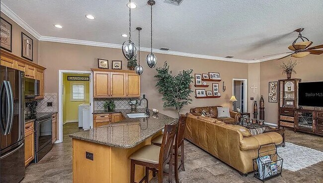 Building Photo - Beautifully updated Pool Home!!