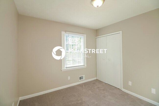 Building Photo - 3 Bedroom Pet-Friendly Home in Riverdale, ...