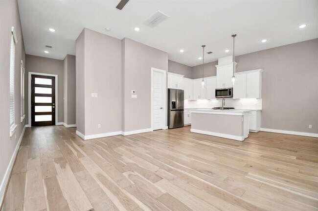 Building Photo - 314 Queen Sude Ln