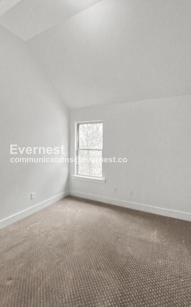 Building Photo - 3 Bed/2.5 Bath Home with Fenced Yard & Garage / Pet-Friendly / Available Now!