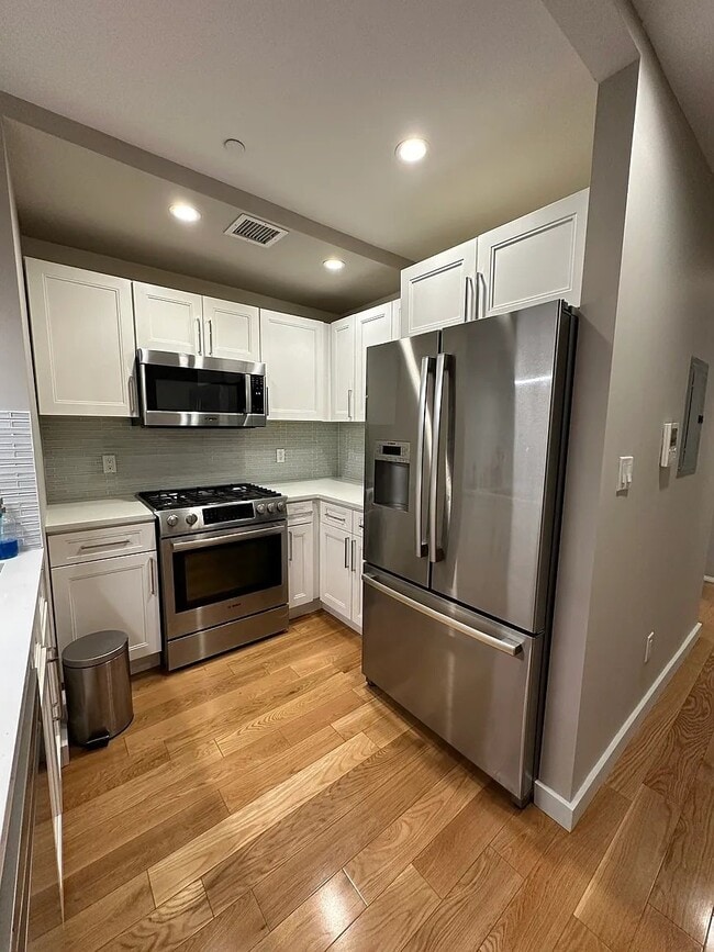 Building Photo - 21-17 31st Avenue