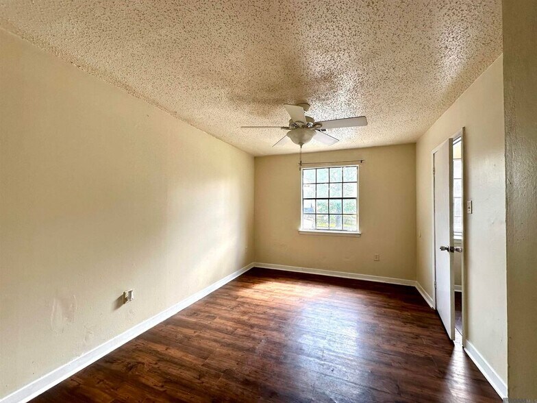 Building Photo - 15855 Sunderland Ave