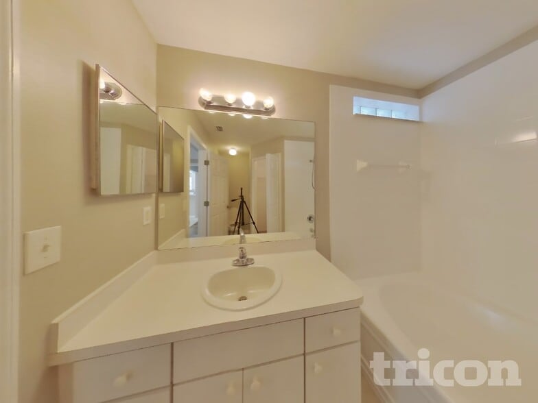 Building Photo - 6739 Summer Haven Dr