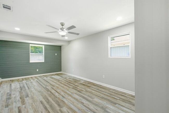 Building Photo - 12433 Deerfield Rd