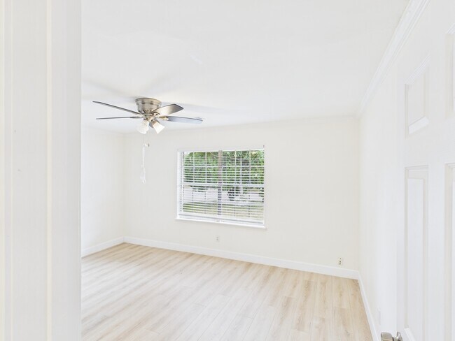 Building Photo - 9526 Meadowcroft Dr