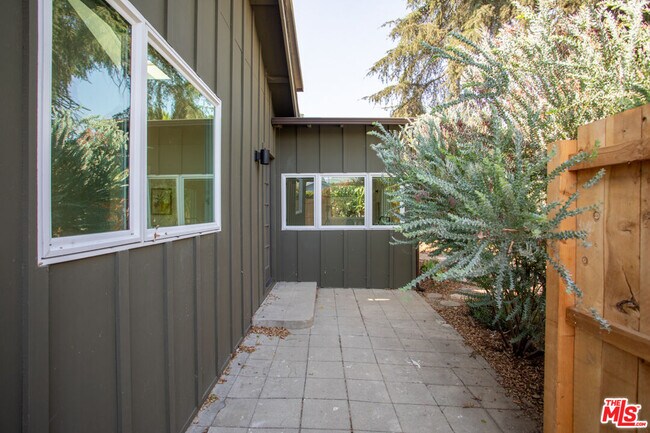 Building Photo - 4949 Sycamore Terrace