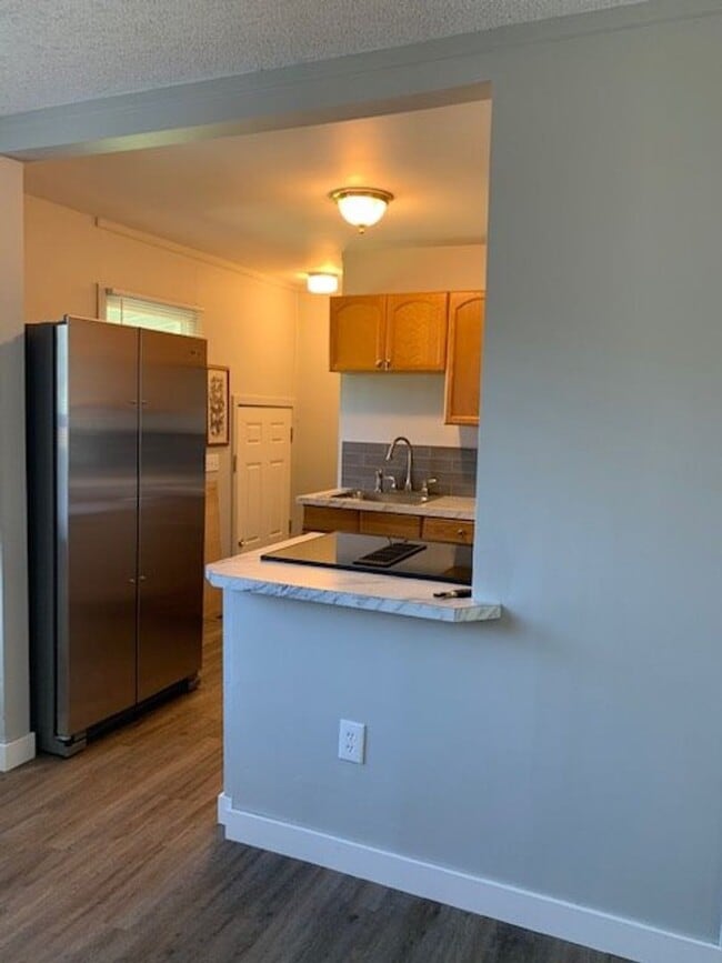 Building Photo - 3 bd., 2 bath remodeled Duplex