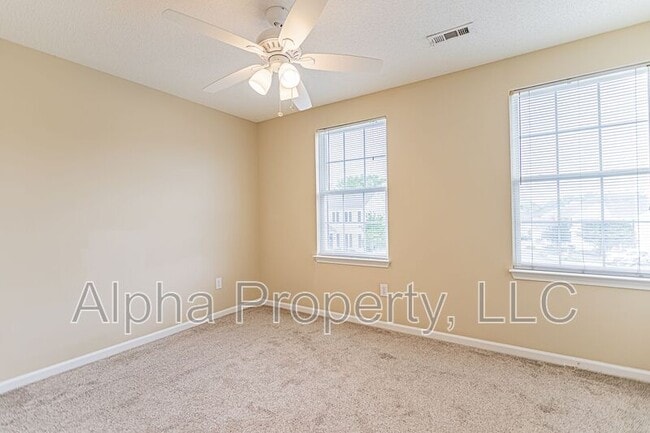 Building Photo - 8 Cotter Ln