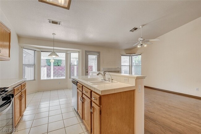 Building Photo - 114 E Tamarack Dr