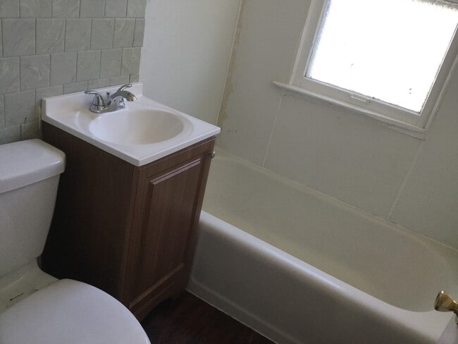 Building Photo - Spacious 3 Bedroom Single Family Home with Garage