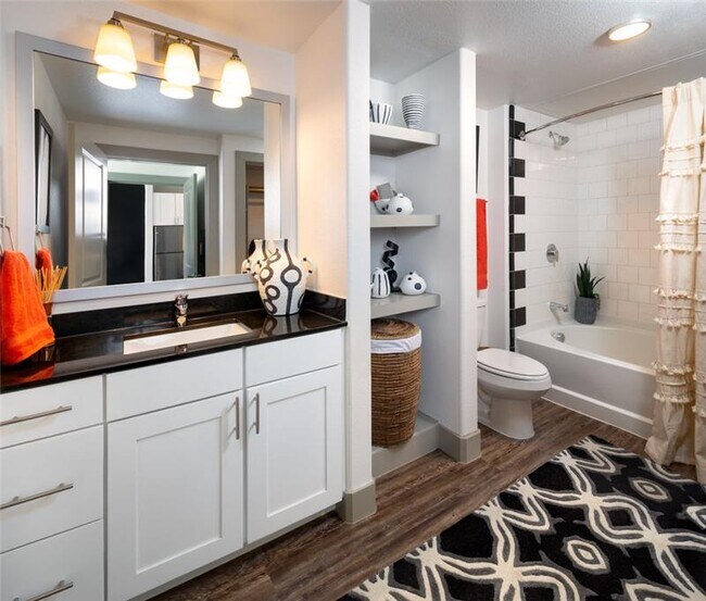 Building Photo - 1212 E 5th St.