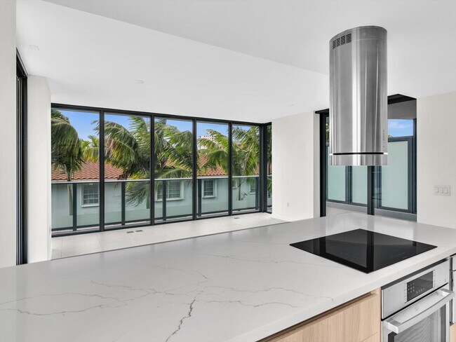 Building Photo - 9901 W Bay Harbor Dr