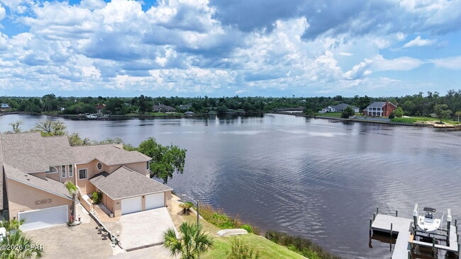 Building Photo - 2718 Country Club Dr