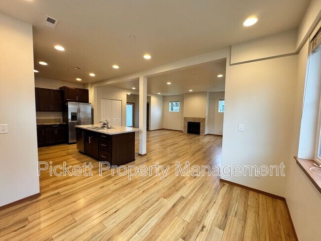 Building Photo - 2402 Seringa Ave