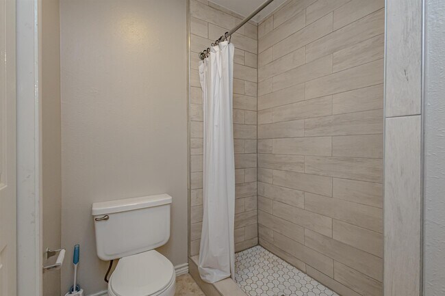 Building Photo - 104 Belaire Dr