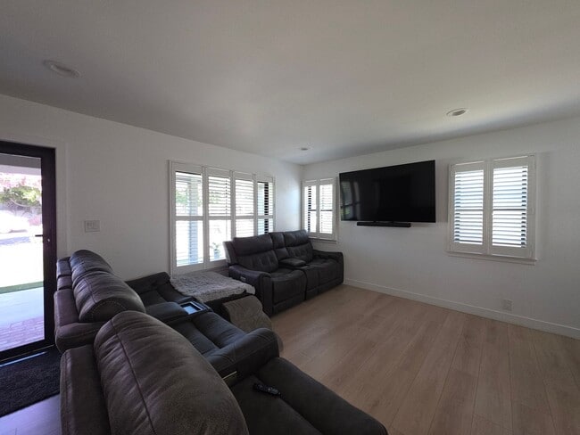 Building Photo - Refined Single-Family Living in Prime Azusa Location