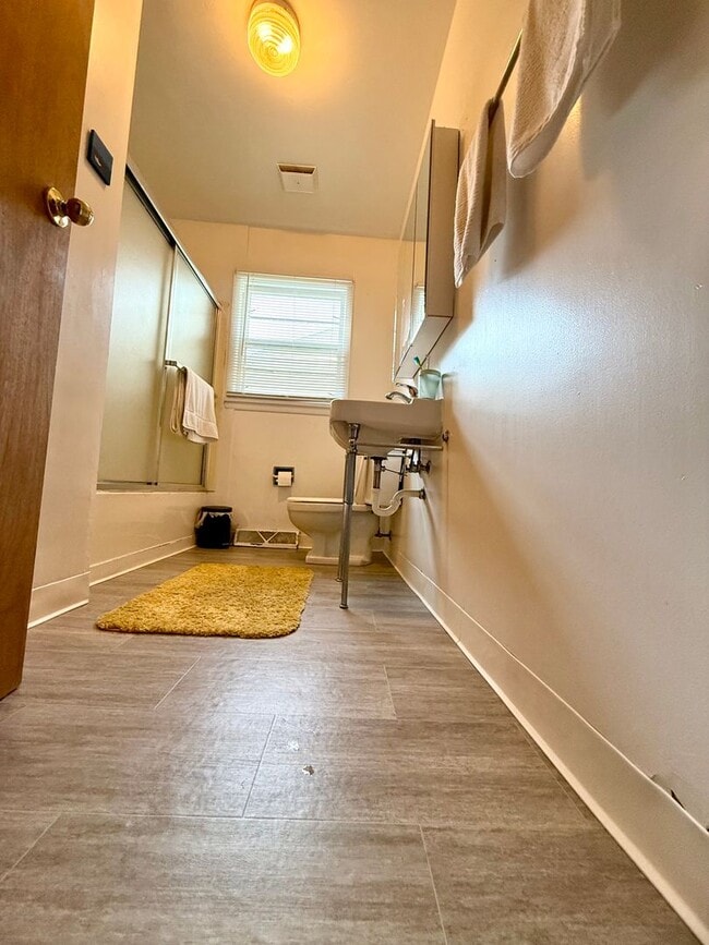 Building Photo - 4 Bedroom Home Avail August 2026!  Monthly...