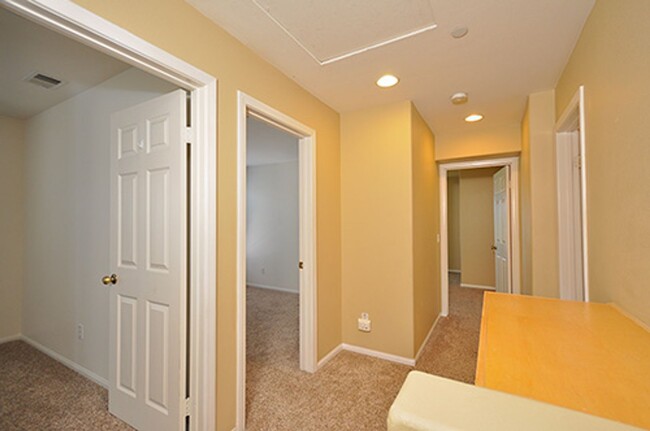 Building Photo - Stunning 3 Bedroom Condo in San Marcos wit...