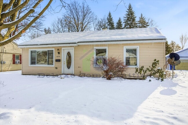 Building Photo - Spacious 3 Bedroom Single Family Home Near Downtown GR | $1795