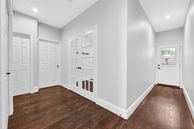 Building Photo - 1320 Studer St