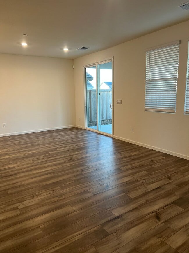 Building Photo - COMING SOON!! GORGEOUS 3 BED + BONUS ROOM!! WON'T LAST!!