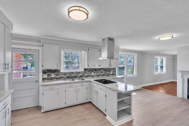 Building Photo - 3BR/2BA in Prime Taylors Location! Minutes From Everyday Conveniences! $1895/mo rent