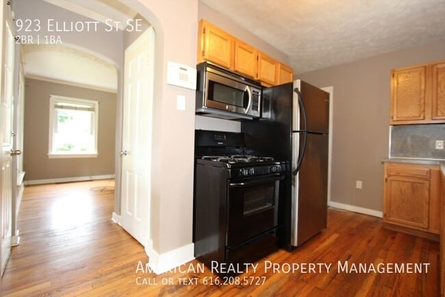 Building Photo - 923 Elliott St SE