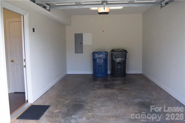 Building Photo - Stylish Braxton Gate Townhome with Garage & Main-Level Primary Suite