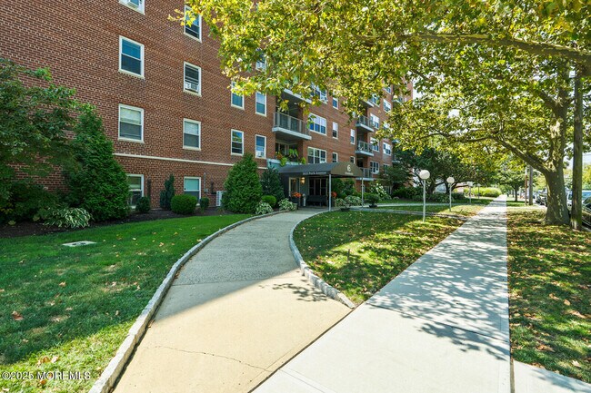 Building Photo - 1615 Park Ave