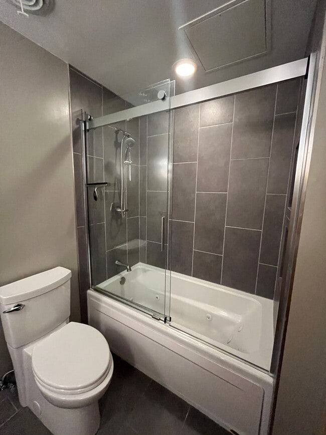 Building Photo - Eccentric 2 Bedroom 2.5 Bathroom Condo In ...