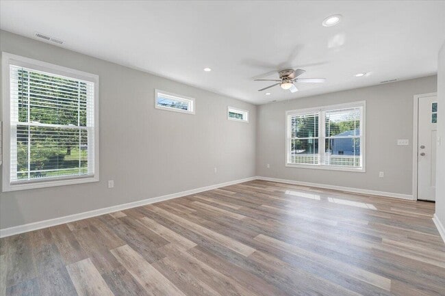 Building Photo - 1702 Baldwin Ave NE